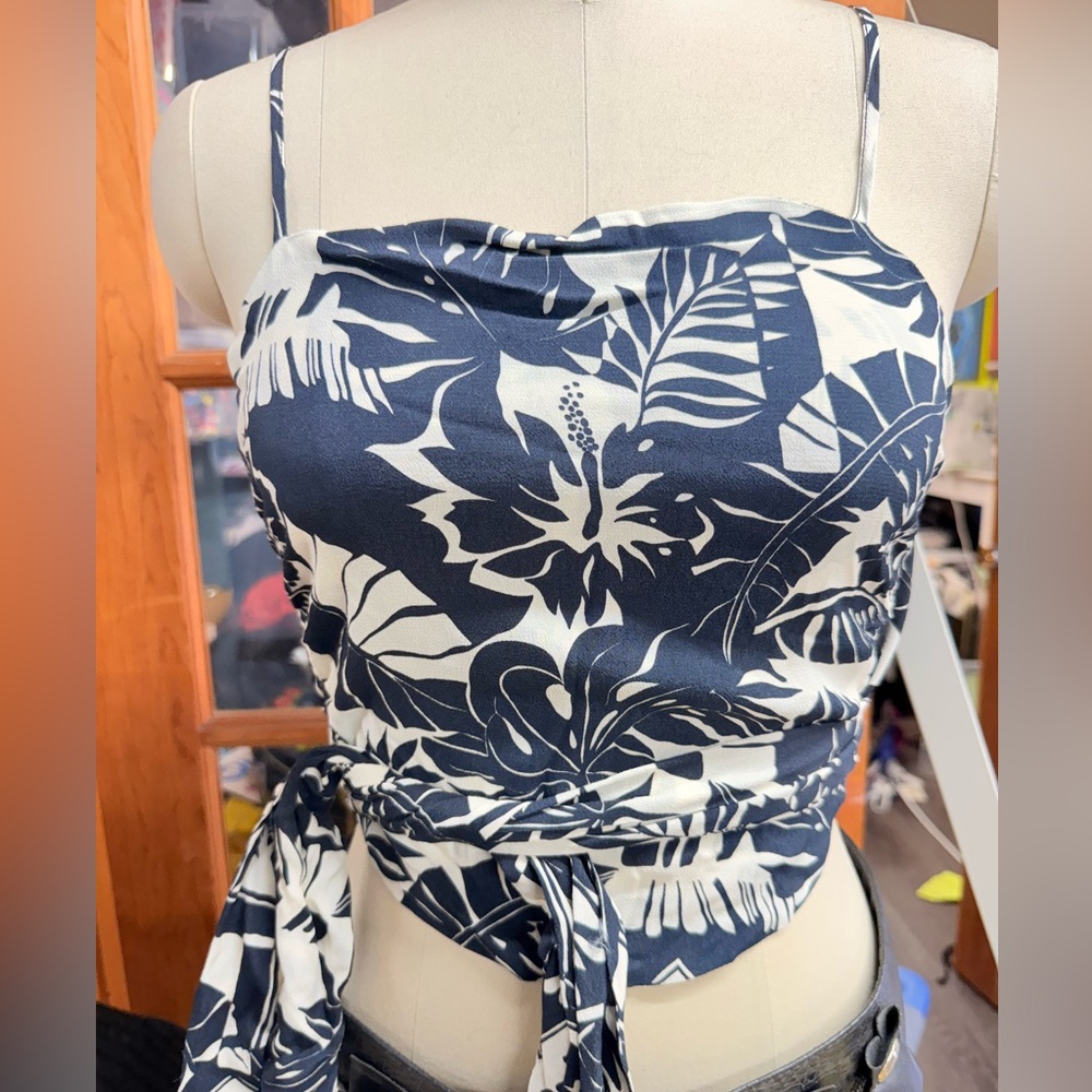 Le superbe M/L crop top floral NWT